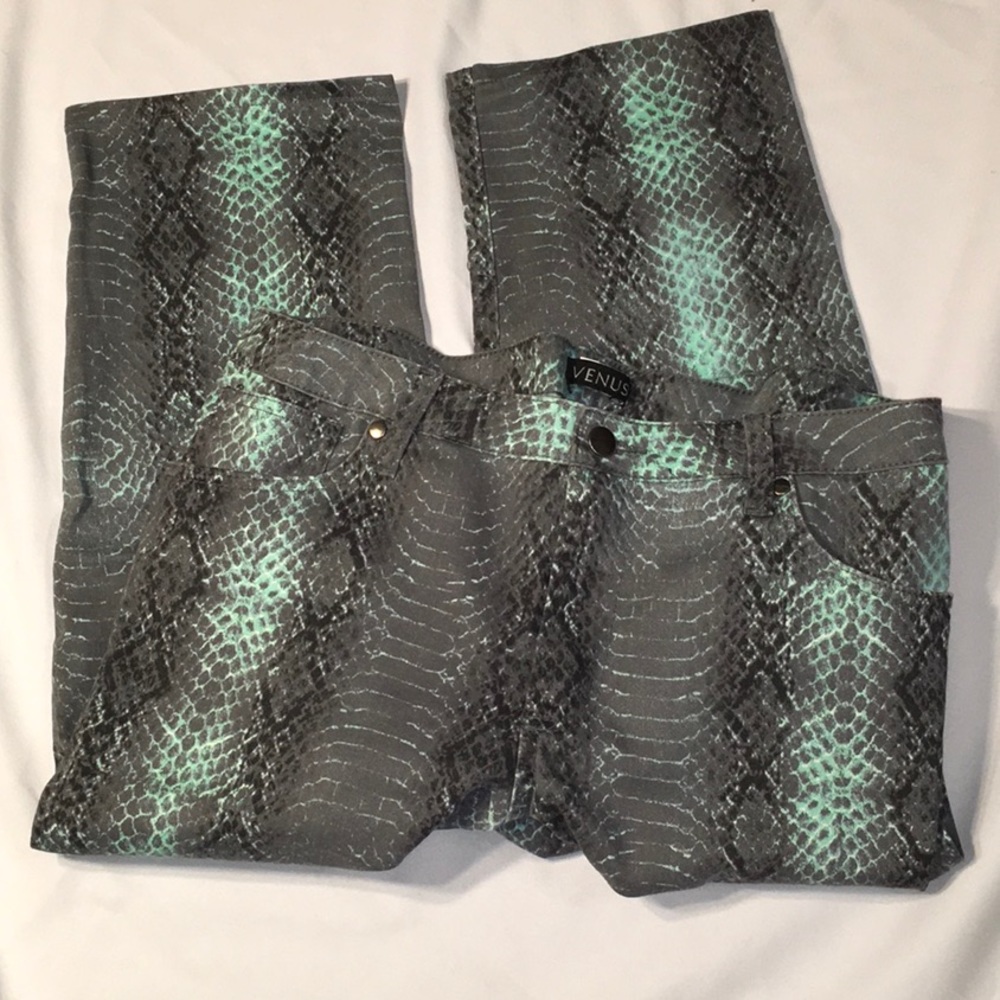Venus Snake Skin Design Capri Jeans